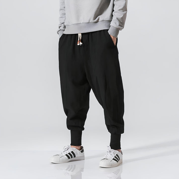 Detailansicht der Herren-Jogger, tiefer Schritt & elastischer Bund. Komfortable Streetwear-Hose.