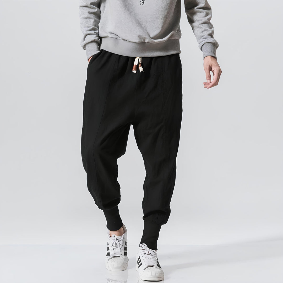 Stylische Herren-Hose mit tiefem Schritt, lockerer Schnitt für modernen Urban-Look. Perfekte Streetwear.