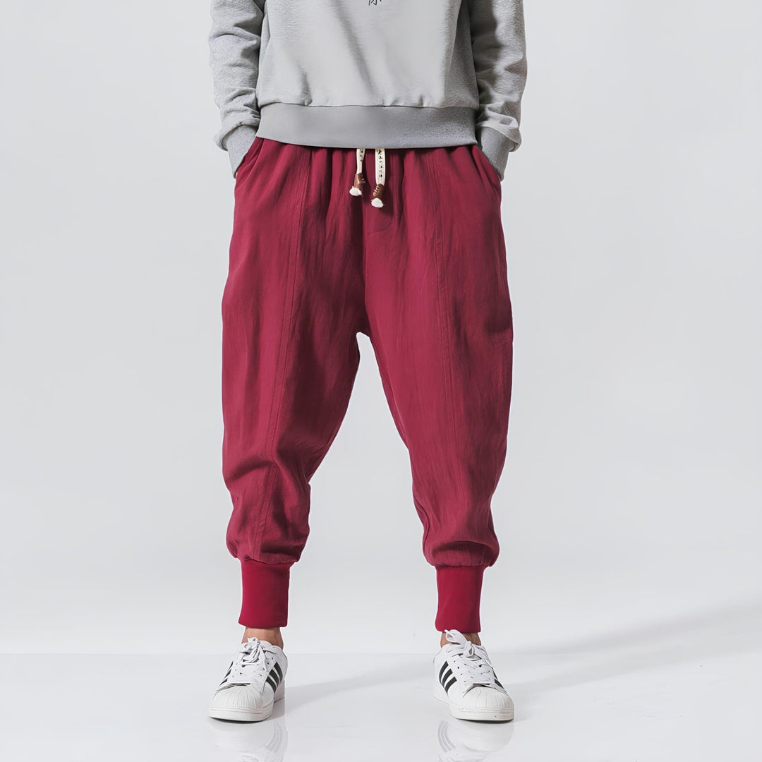 Herren-Jogger mit tiefem Schritt für urbanen Streetwear-Look. Bequeme, stylische Freizeithose.