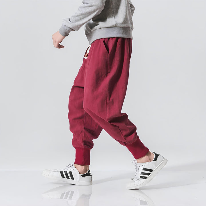 Trendige Herrenhose mit tiefem Schritt. Locker sitzende Jogger für stylischen Streetwear-Komfort.