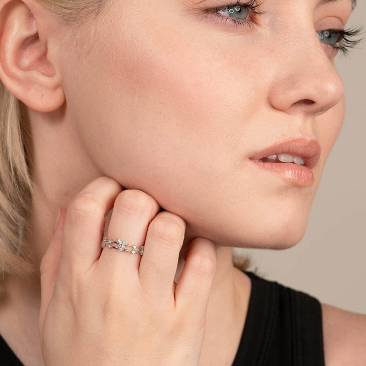 Detailbild: Verstellbarer Schmetterlingsring für Damen, besetzt mit glitzernden Zirkonia-Steinen, aus Sterlingsilber.