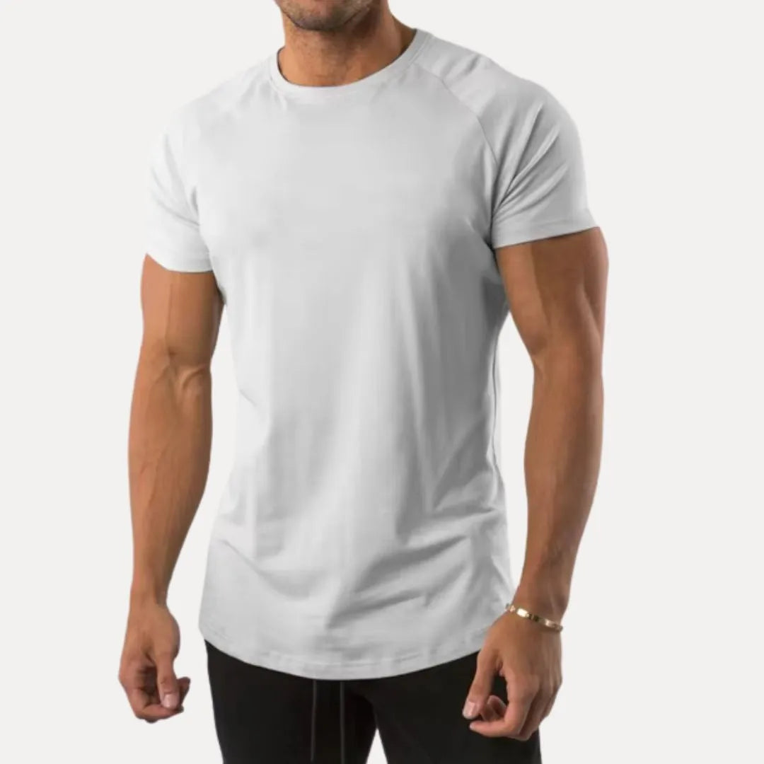 Formbetontes Herren T-Shirt mit O-Neck aus Baumwolle, kurzärmlig, minimalistisch und atmungsaktiv für Athletik.