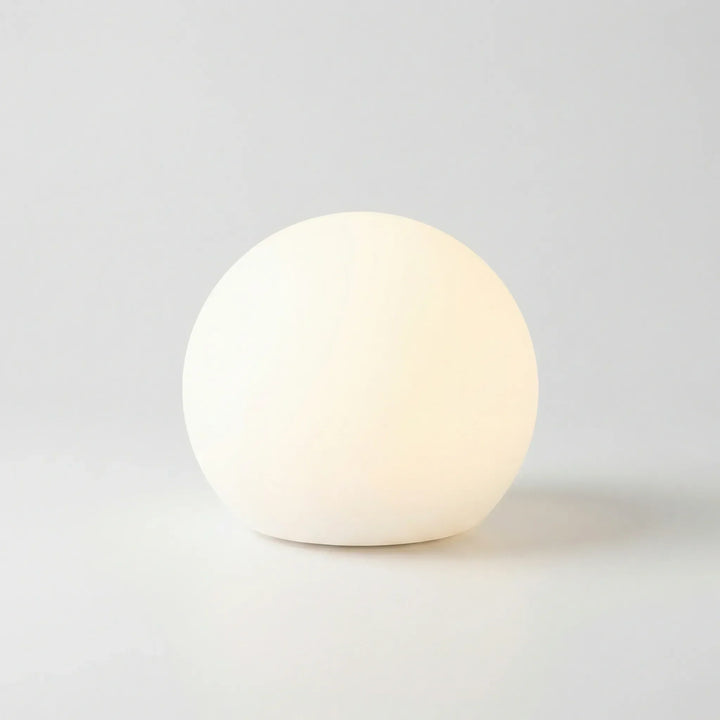 Runde LED-Tischlampe mit Fernbedienung, Farbwechsel und kabellosem Akku für moderne Schlafzimmer-Deko.
