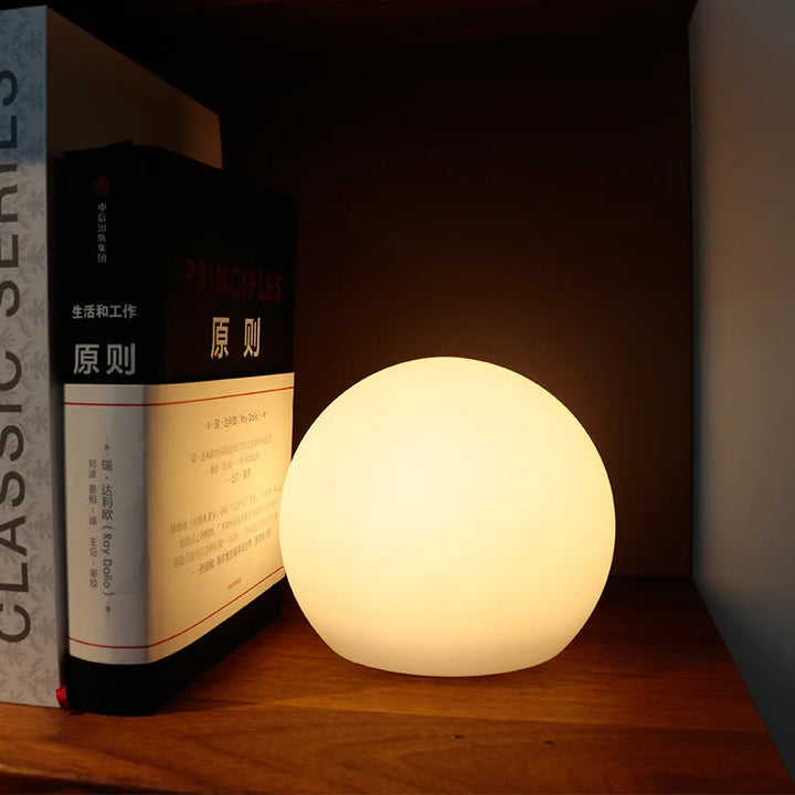 Elegante LED-Tischlampe mit Farbwechsel und Ambiente-Licht, perfekt für moderne Deko und als Geschenkidee.