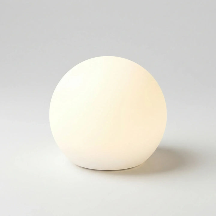 Moderne runde LED-Tischlampe mit Farbwechsel, kabelloser Akku-Funktion und Fernbedienung für stimmungsvolles Licht.