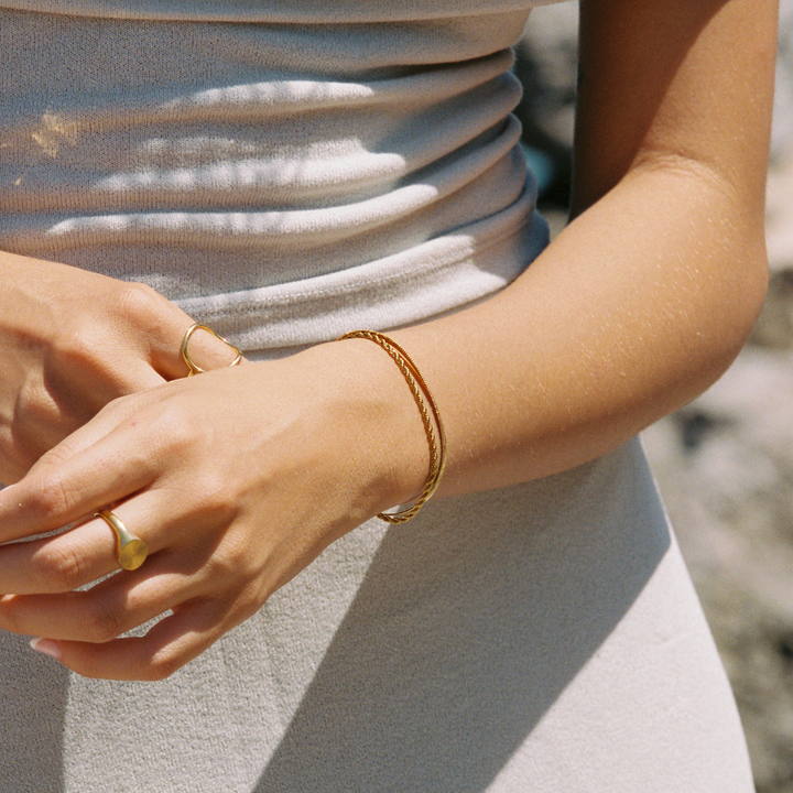 Stylisches Gold Layering Armband Damen, Kombination aus Fischgrät- & Seilkette, wasserfest, elegant.