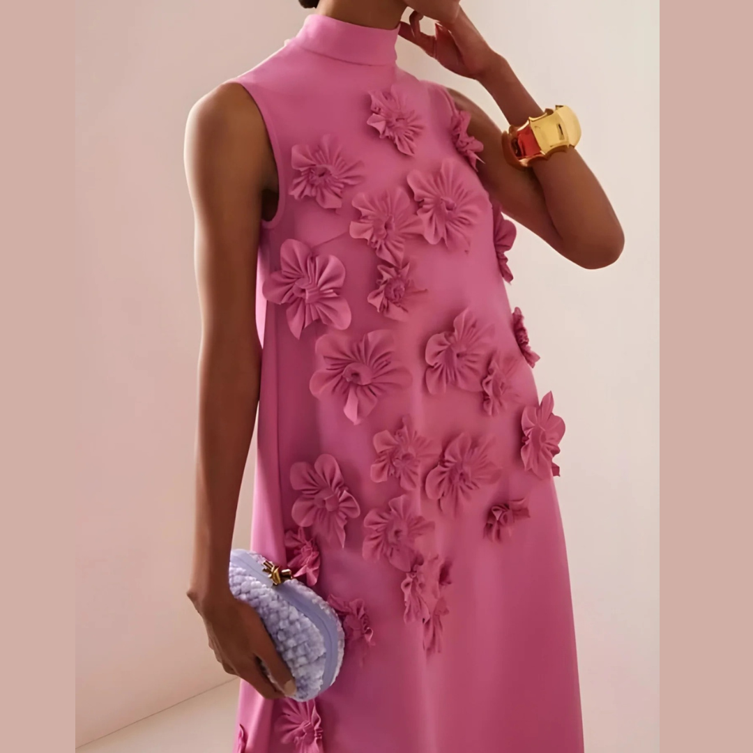 Festliches Maxi-Kleid in Rosa mit filigranen 3D-Blüten Applikationen. Optimal für Bälle und Hochzeiten.