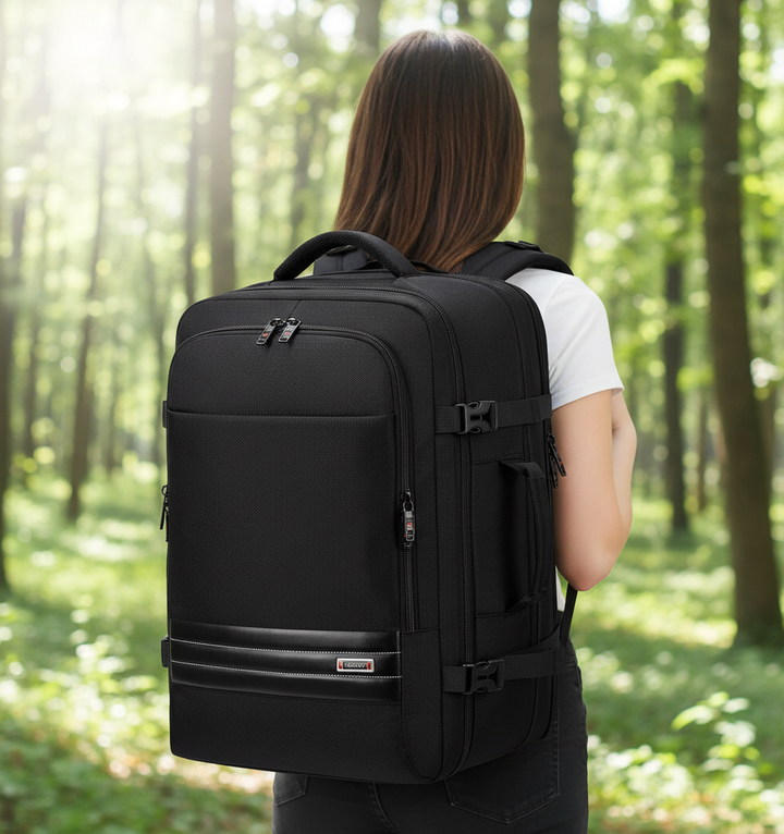 Erweiterbarer Reiserucksack VoyageBack in Schwarz, ideal für Handgepäck, Business & kurze Reisen, mit Laptopfach.