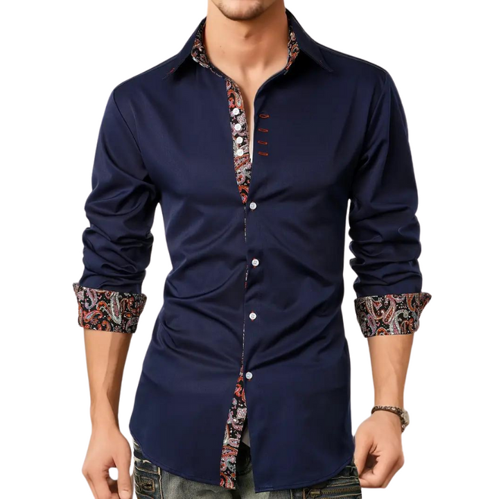 Herrenhemd mit hochwertigem Paisley-Muster: Detailaufnahme der Stoffstruktur und des feinen, eleganten Designs.