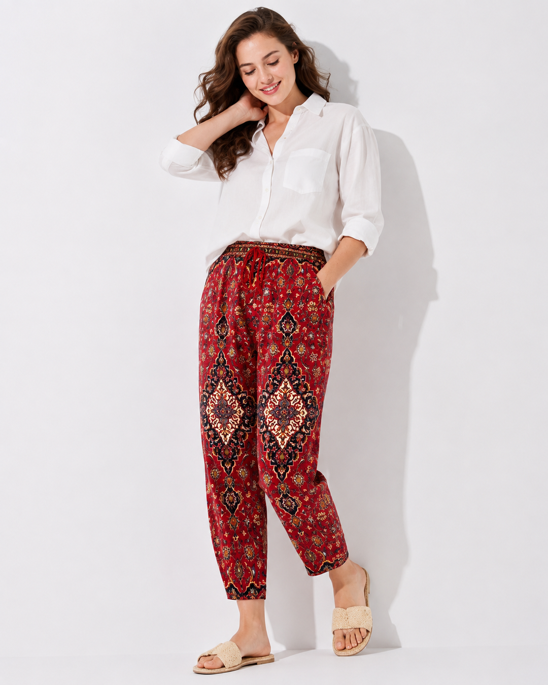 Rubinrote, stylische Damenhose mit praktischen Taschen, ideal für Freizeit und Frühling. Bequem und modisch.