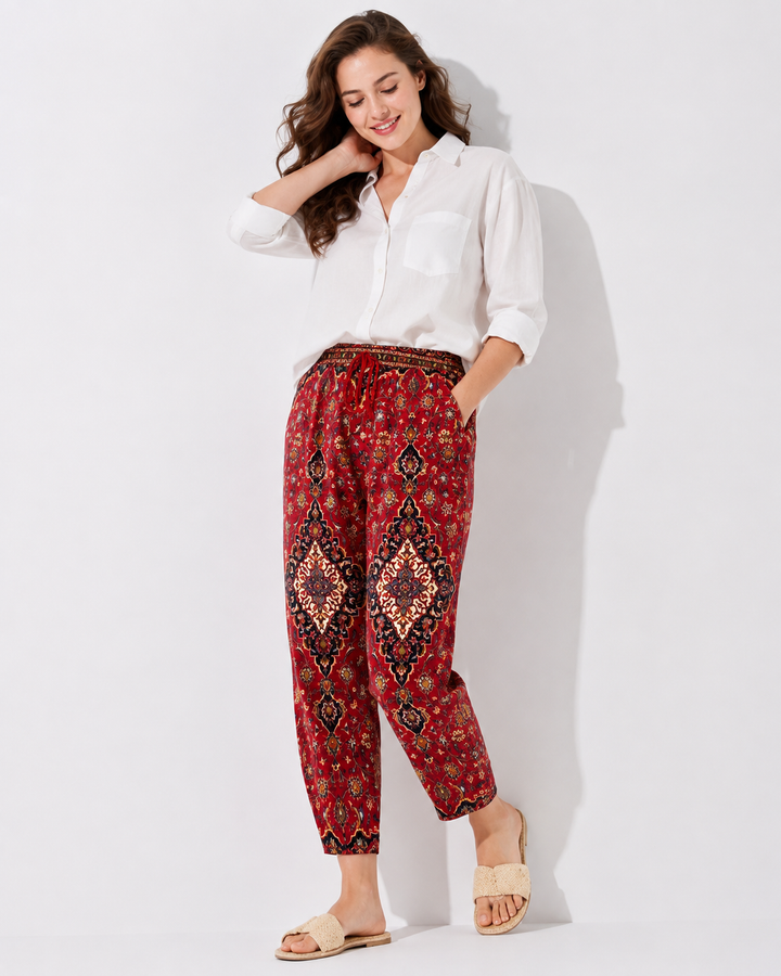 Rubinrote, stylische Damenhose mit praktischen Taschen, ideal für Freizeit und Frühling. Bequem und modisch.