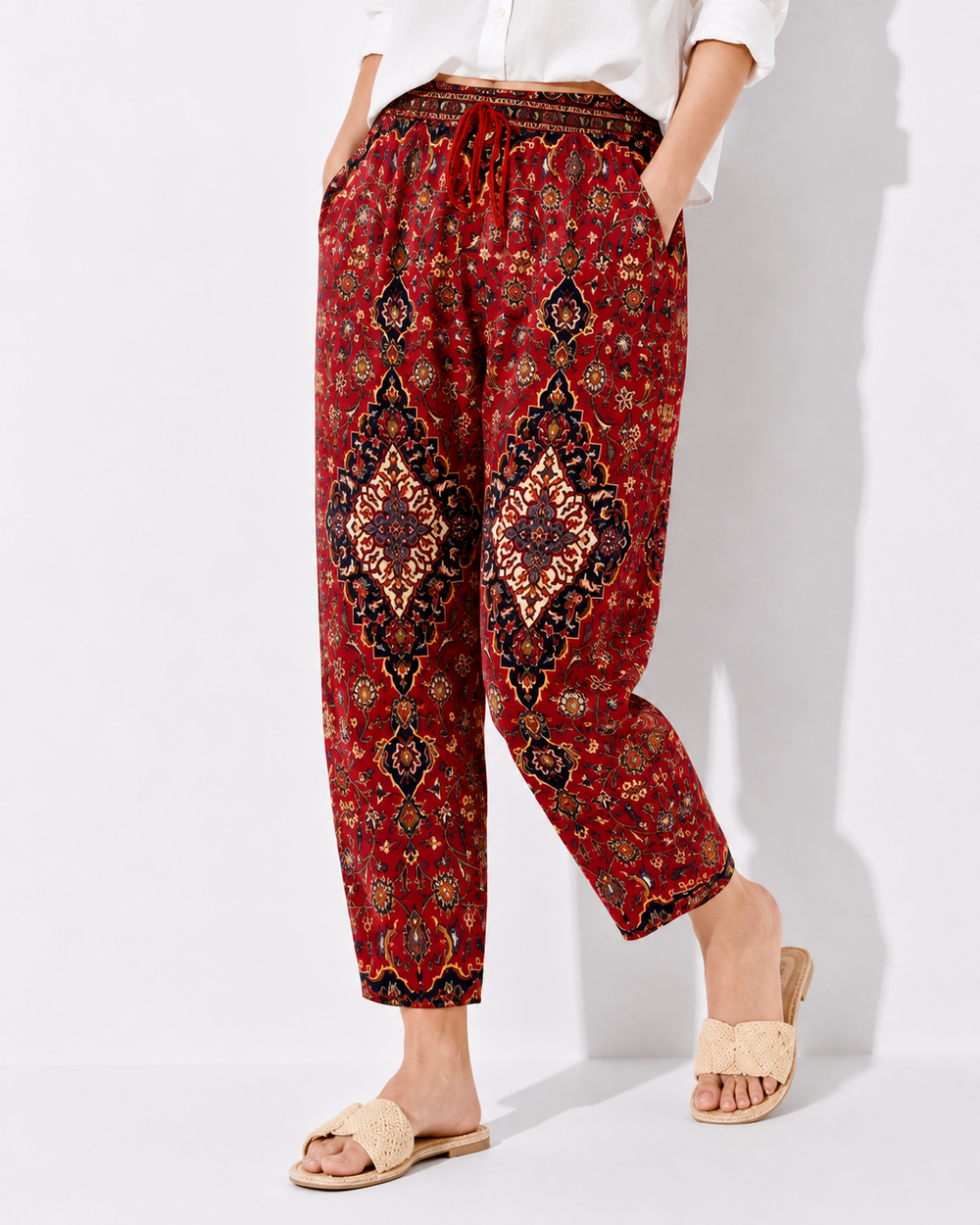 Bequeme rubinrote Taschenhose für Damen mit Kordelzug, perfekt als Freizeithose für Frühling und Sommer.