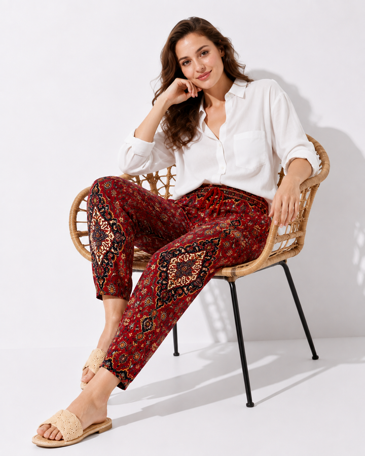 Moderne rubinrote Damenhose mit praktischen Taschen und Kordelzug, eine stylische und vielseitige Ergänzung für Damenmode.