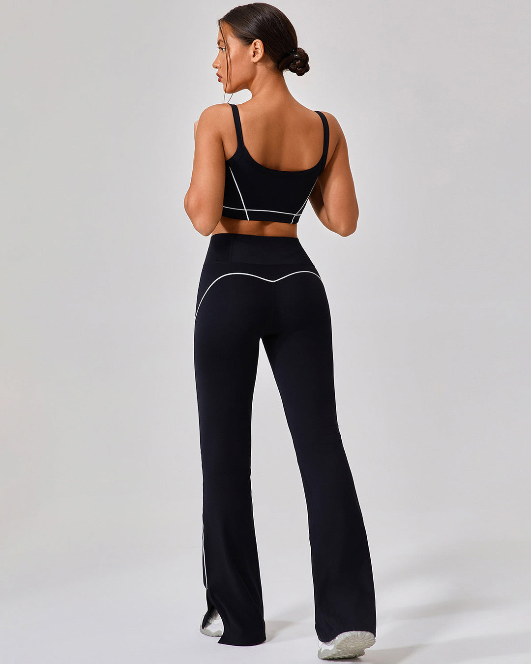 Vielseitige Damen Sportleggings mit High-Waist und Schlag, unterstützt bei jeder Aktivität.