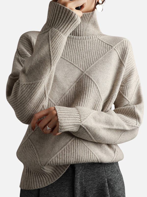 Eleganter Damen Pullover mit Rautenmuster und Rollkragen, lässig oder schick kombinierbar.