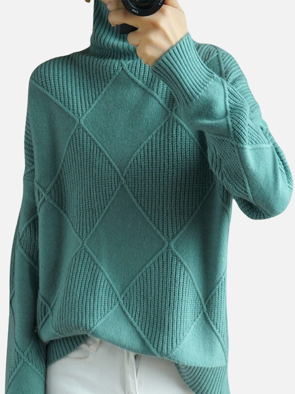 Nahaufnahme: Damen Strickpullover mit feinem Rautenmuster und hohem Rollkragen, stilvolle Herbstmode.