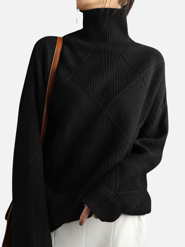 Dame trägt Rollkragenpullover mit Rautenmuster, gemütlich und warm, perfekt für kalte Tage.