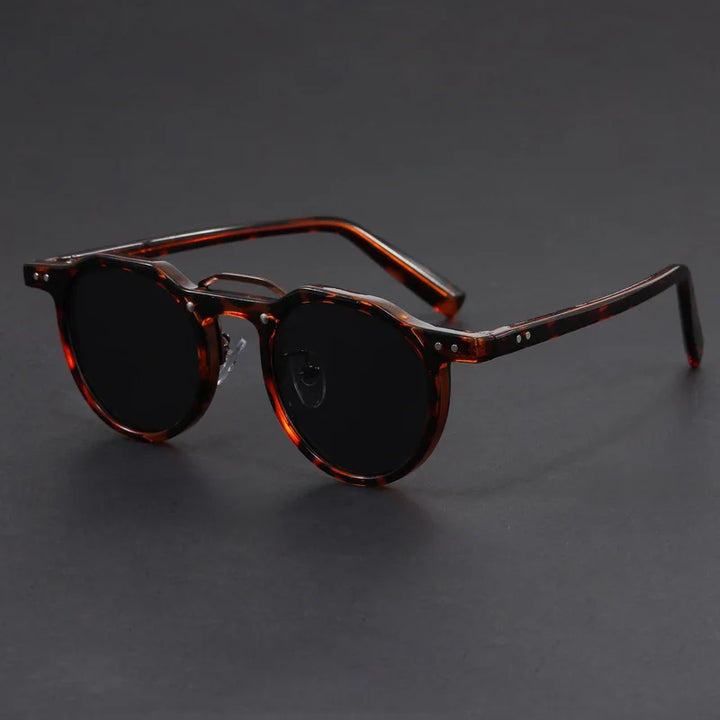 Stilvolle runde Herrensonnenbrille mit Leopard-Muster. Polarisierte Gläser, UV-Schutz, Retro-Design, kratzfest.