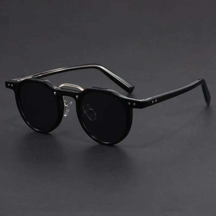 Mann trägt runde polarisierte Retro-Sonnenbrille mit UV-Schutz. Stilvolles Accessoire für Outdoor-Aktivitäten im Sommer.