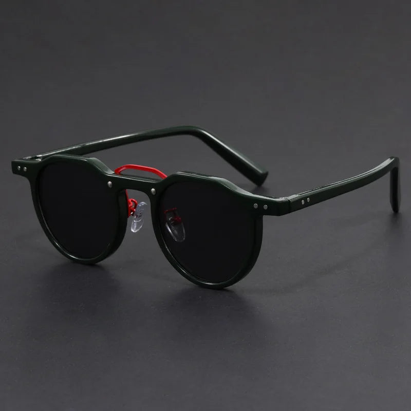 Runde Waldgrün-Herrensonnenbrille. Polarisierte Linsen mit UV-Schutz, leichter Retro-Stil, perfektes Sommer-Accessoire.