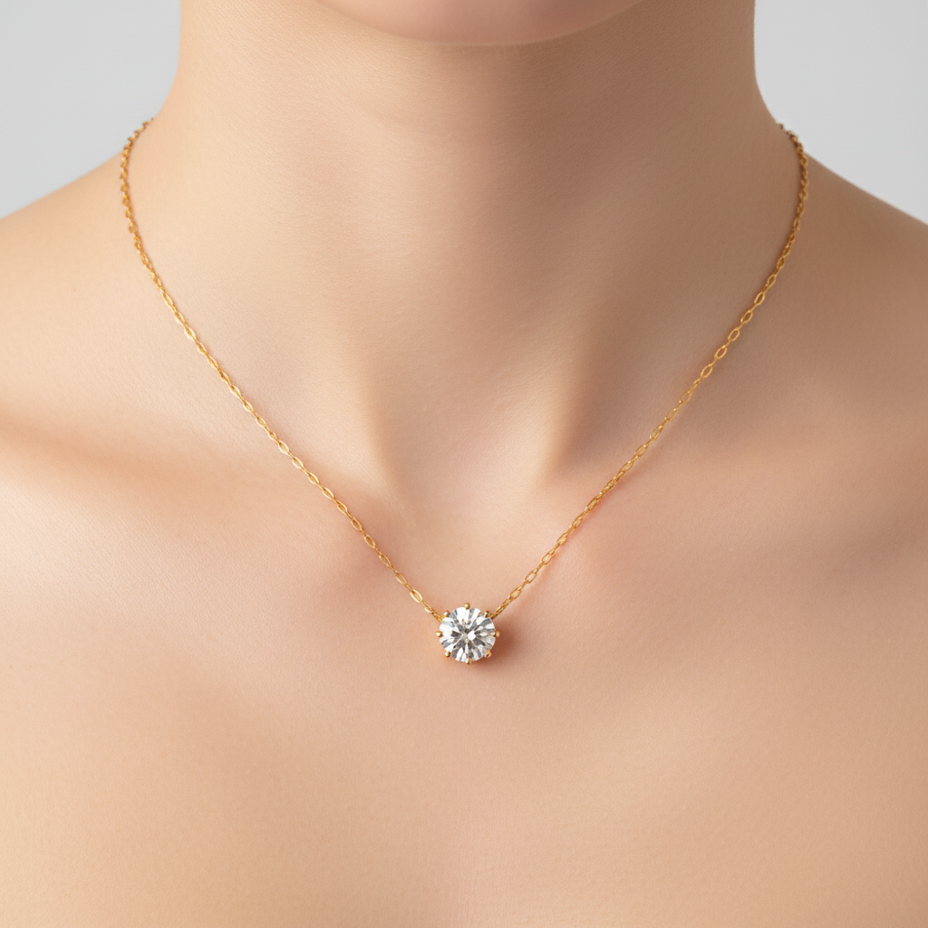 Elegante Damen-Zirkonhalskette mit rundem Anhänger in Gold-Optik. Funkelnder Damenschmuck, ideal als Geschenk.