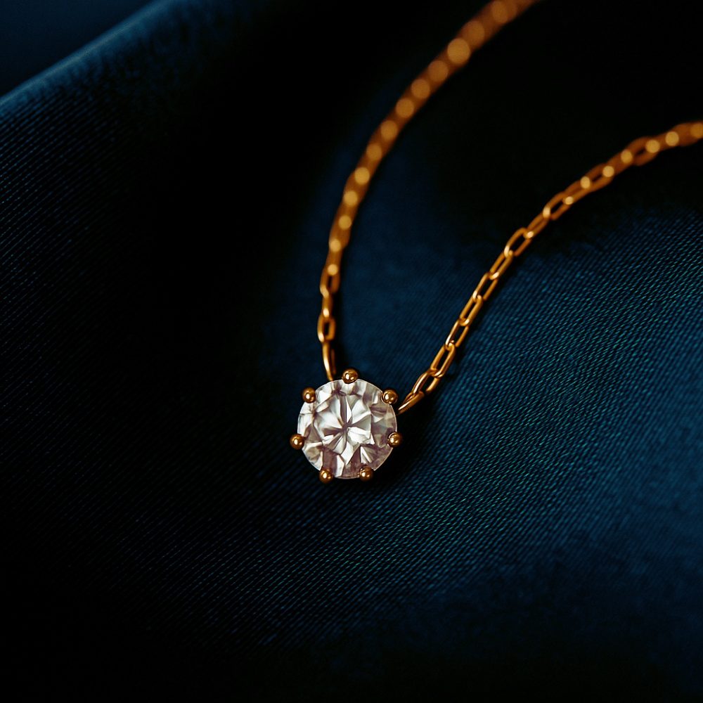 Modische Damenhalskette mit rundem Zirkon-Anhänger, vergoldet. Luxuriöser, eleganter Damenschmuck für jeden Anlass.