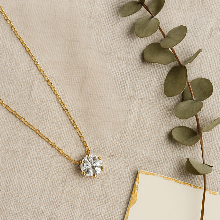 Nahaufnahme der Damen-Zirkonhalskette mit funkelndem Rundanhänger. Edler Goldschmuck aus Sterlingsilber.