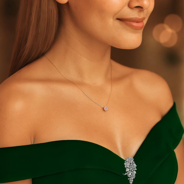 Frau trägt eine funkelnde runde Zirkon-Halskette in Gold-Optik. Eleganter Damenschmuck, Geschenkidee.