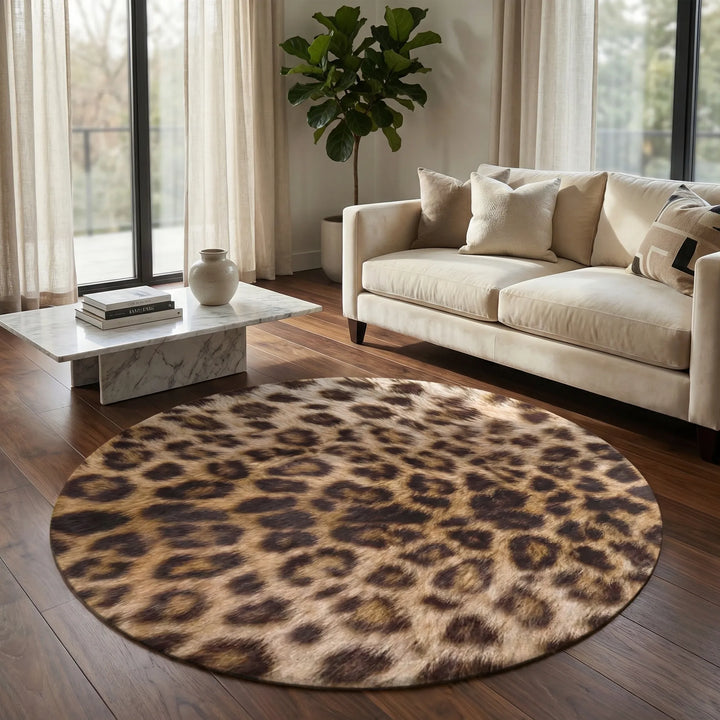 Eleganter runder Teppich mit Leopardenmuster, ideal für moderne Wohndekoration in Wohnzimmer oder Schlafzimmer.
