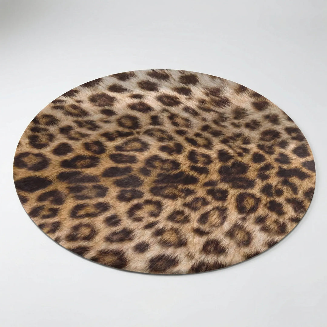 Luxuriöser runder Teppich mit Leopardenmuster, perfekter Blickfang und Bodendekoration für Ihr Zuhause.