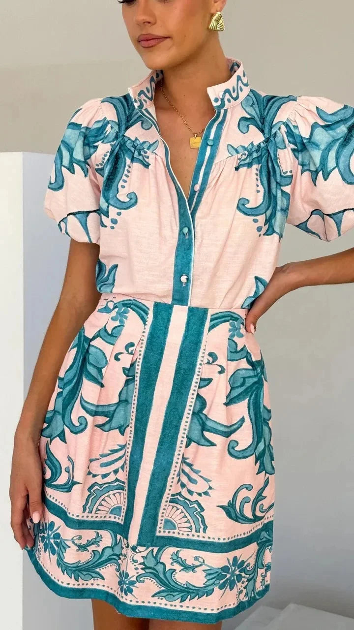 Luftiges Damen Urlaubskleid mit modischen Puffärmeln & Druckmuster. Kurzes Sommerkleid mit Knopfdetail.