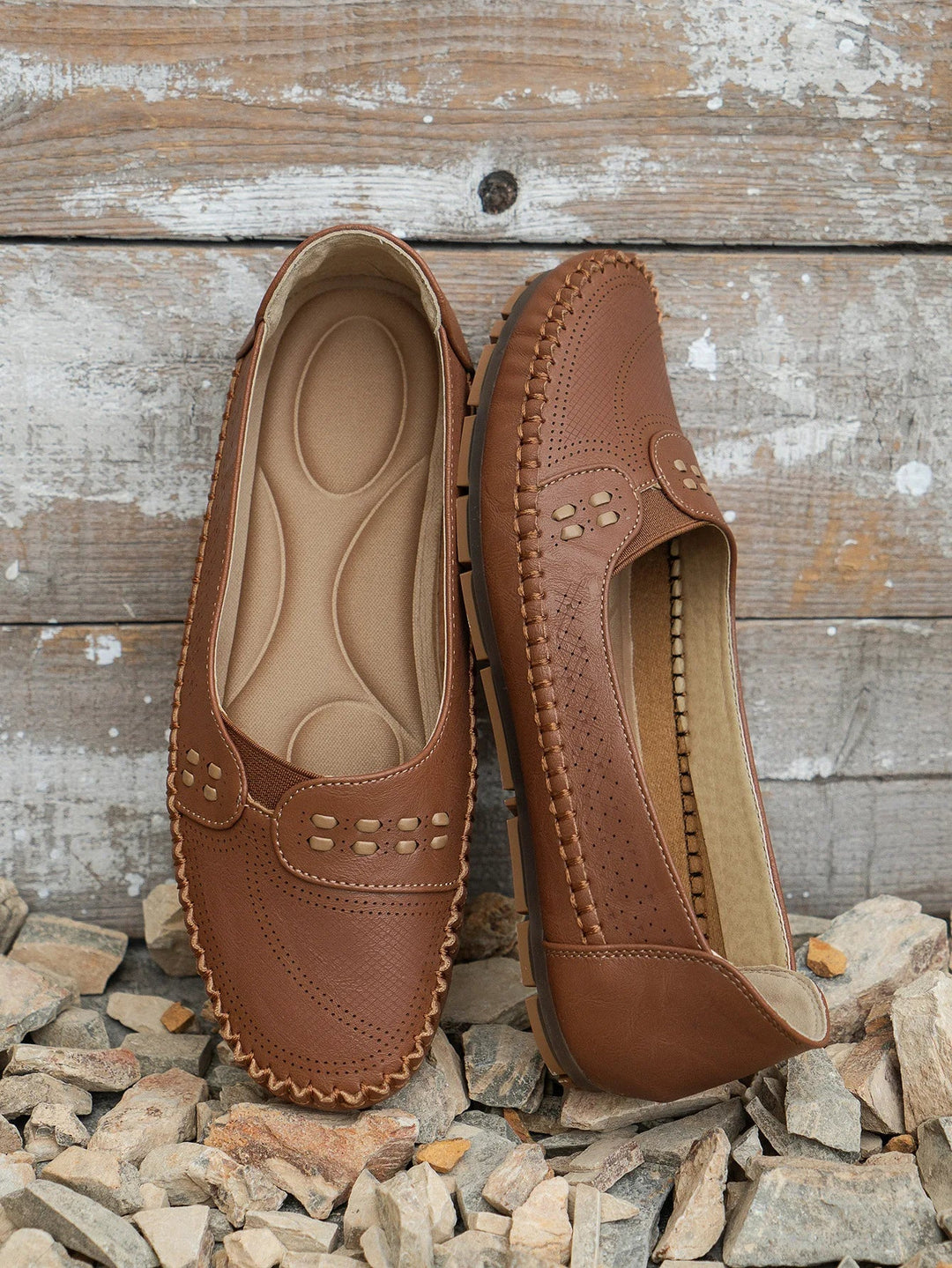 Damen Loafer am Fuß, klassisch, mit flacher Sohle, kombiniert Komfort und Stil perfekt als Damenschuh.