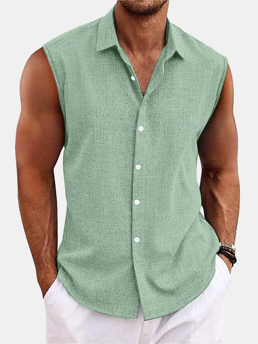 Trendiges ärmelloses Herren-Sommerhemd mit Kragen, stylische Männerkleidung für heiße Tage.