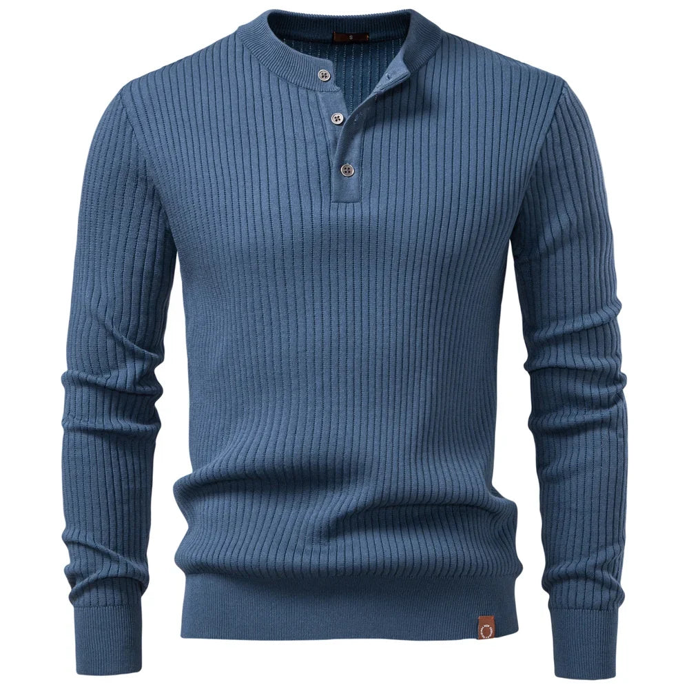 Gerippter Herrenpullover mit Knopfleiste und langen Ärmeln. Bequemer Basic für Herbst & Winter.