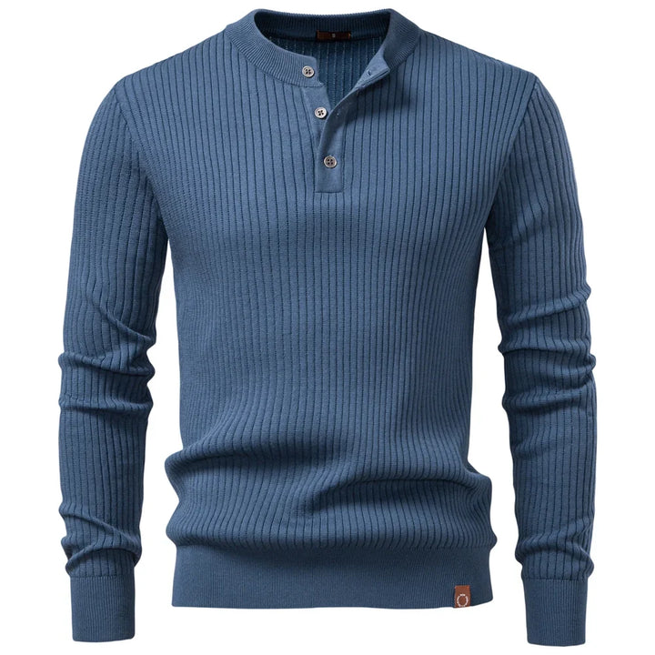 Gerippter Herrenpullover mit Knopfleiste und langen Ärmeln. Bequemer Basic für Herbst & Winter.