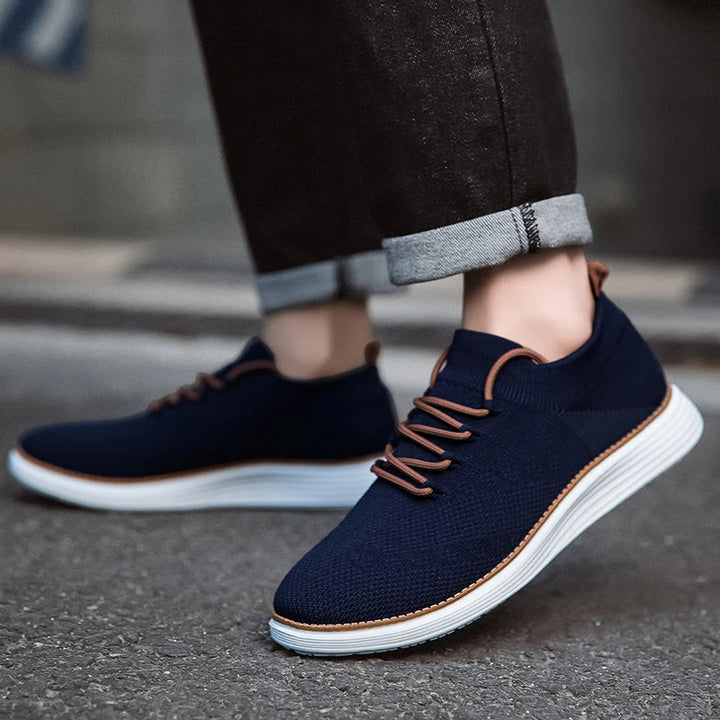 Ansicht von oben: Herren Freizeitschuhe, modernes Design, Schnürung & bequemer Sitz.
