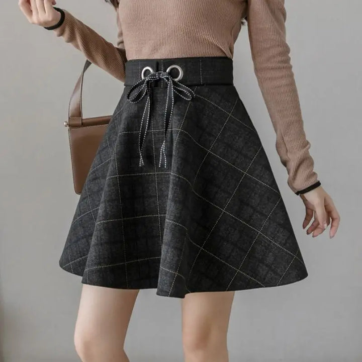 Stylischer Damen Karorock High-Waist, perfekt für Streetwear oder Business-Casual Outfits. Elastischer Minirock.