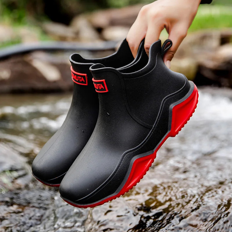 Wasserdichte Damen Regenstiefel, halbhoch, mit griffiger Antirutschsohle für Schutz bei jedem Wetter.