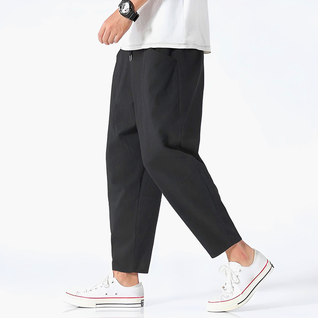 Modern geschnittene Herren Cropped Hose. Lockere Passform für Komfort und Stil im Sommer.