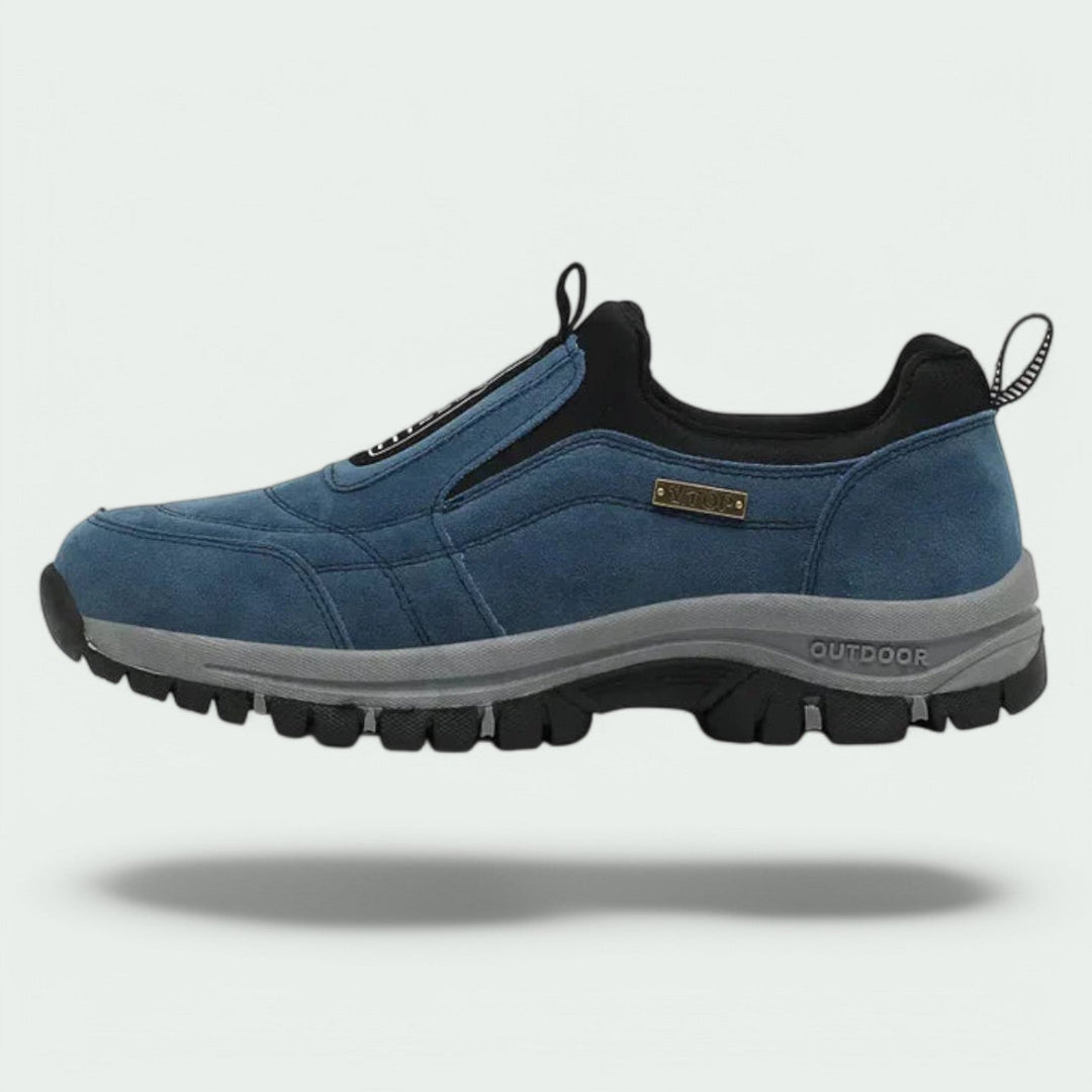Mann trägt Orthopädische Herren Wanderschuhe beim Wandern. Robust, bequem & stützend für alle Wege.