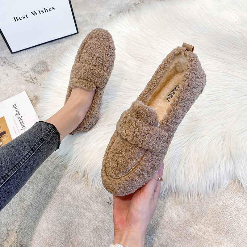 Stylische Damen Pantoffeln, warm gefüttert. Perfekte Komfortschuhe für entspannte Stunden daheim.