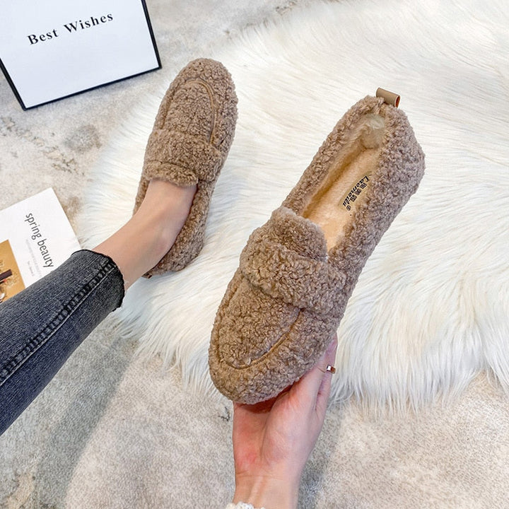 Stylische Damen Pantoffeln, warm gefüttert. Perfekte Komfortschuhe für entspannte Stunden daheim.