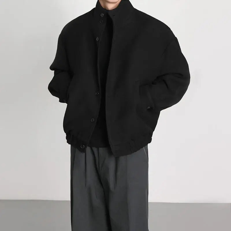 Warme Herren Arbeitsjacke mit Stehkragen in Schwarz. Robuste Winterjacke für Outdoor-Arbeit & Freizeit. Winddicht & bequem.