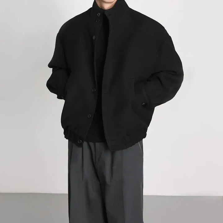 Warme Herren Arbeitsjacke mit Stehkragen in Schwarz. Robuste Winterjacke für Outdoor-Arbeit & Freizeit. Winddicht & bequem.