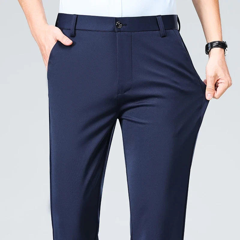 Nahaufnahme des feinen Stoffes der Sommerhose, ideal für Herren, die Komfort und Stil schätzen.