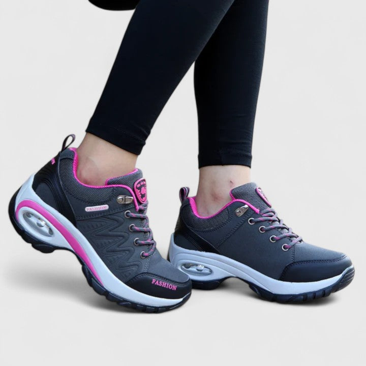 Modische Damen Komfort-Sneaker Leslie mit Schnürung. Leicht, wetterfest & rutschfest für höchsten Tragekomfort.