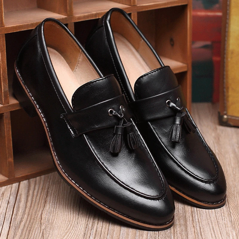 Braune Herren Loafer mit Doppelquaste, glänzende, bequeme Slip-On Schuhe für stilvolle Herrenmode.