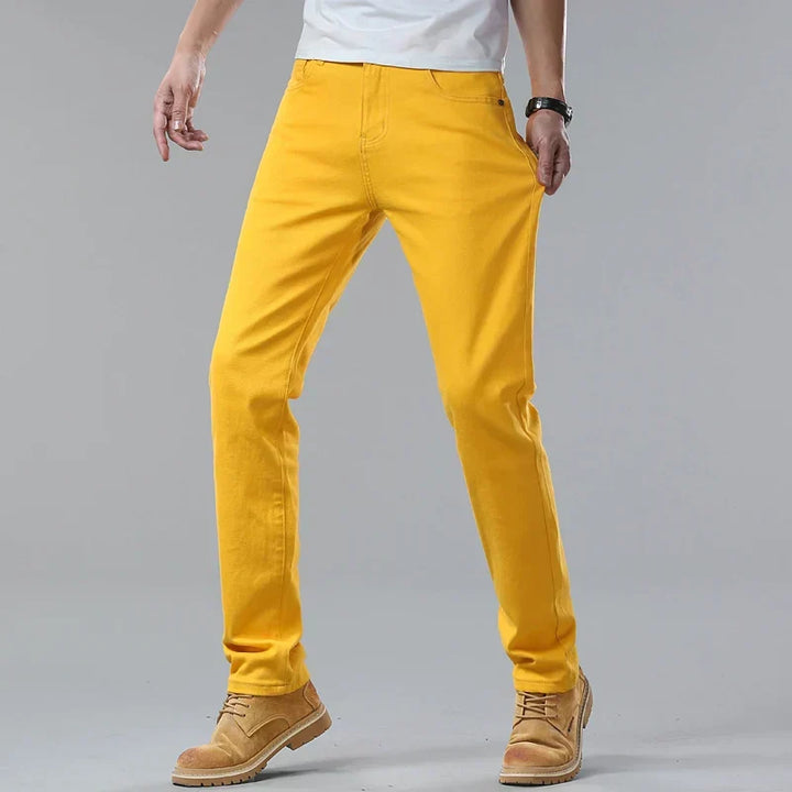 Alltagstaugliche farbige Herrenjeans, gerades Bein, Comfort Fit, vielseitig kombinierbar.