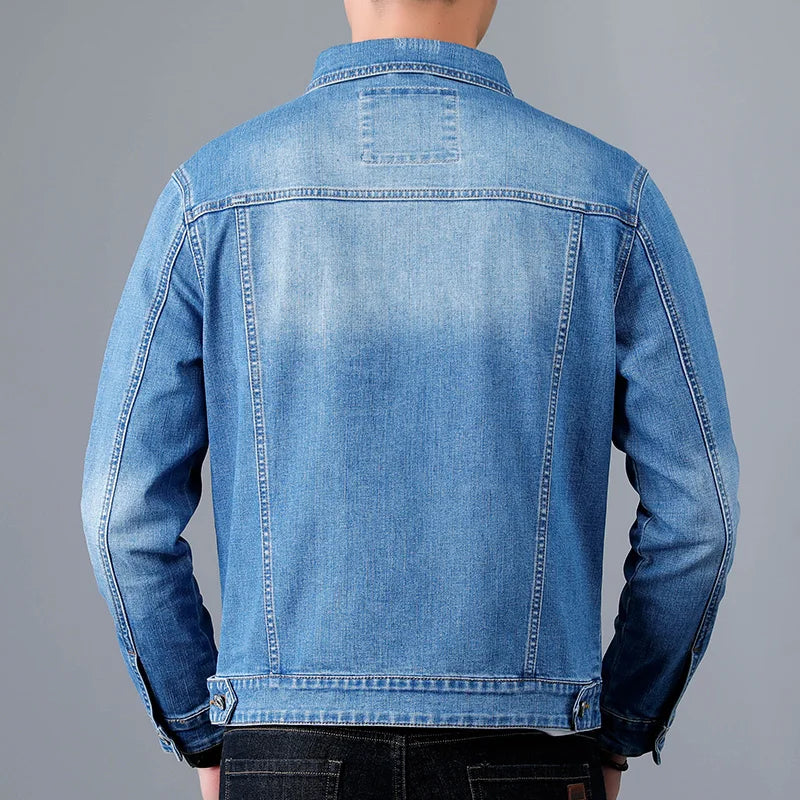 Herren Jeansjacke mit Brusttaschen. Klassische Langarm Denim Jacke für Freizeit & lässigen Stil.