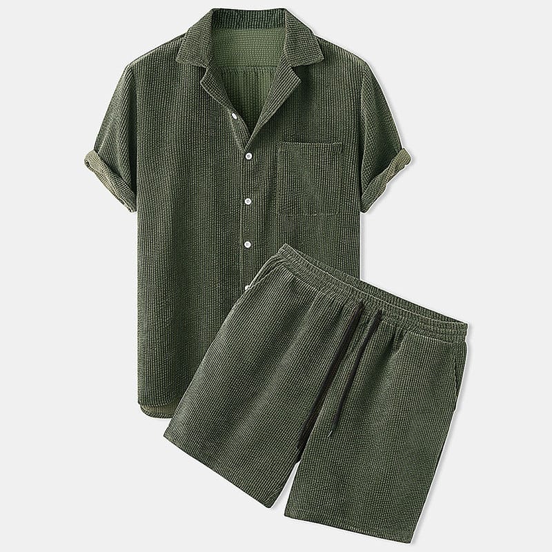 Grünes Herren Sommerset: Lässiges Kurzarmhemd & bequeme Shorts. Perfekt für Freizeit & Urlaub.